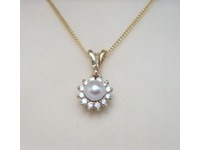 9ct yellow and white gold cluster pendant set with cultured pearl and diamonds
