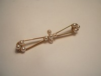 18ct gold bar brooch with cultured pearls
