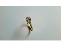 18ct yellow and white gold diamond ring, with diamond set shoulders