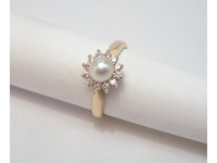 9ct yellow gold cluster ring set with centre cultured pearl and diamonds