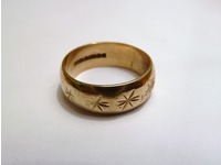 18ct yellow gold ring with star detail