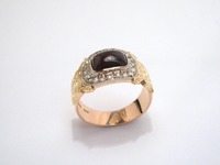18ct red, yellow and white gold ring set with cabachon garnet and diamonds with hand engraved shoulders