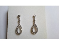 Stunning 18ct white gold drop earrings set with brilliant cut diamonds