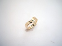 9ct gold shaped wedding ring