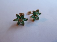 Pretty 9ct yellow gold flower earrings set with emeralds and a centre diamond