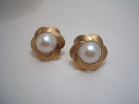 9ct yellow gold mabe pearl earrings with frosted scalloped edge