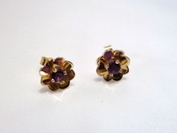 9ct yellow gold stud earrings set with centre amethysts
