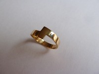 Shaped yellow gold wedding ring