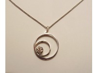 Stunning white gold pendant set with a beautiful diamond