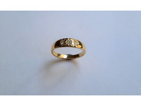 Yellow gold , star set ring, with three diamonds.